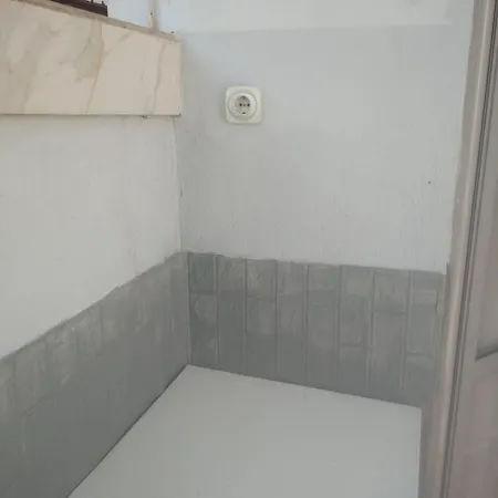 Dhoma Pushimi Per 4 Stinet 61