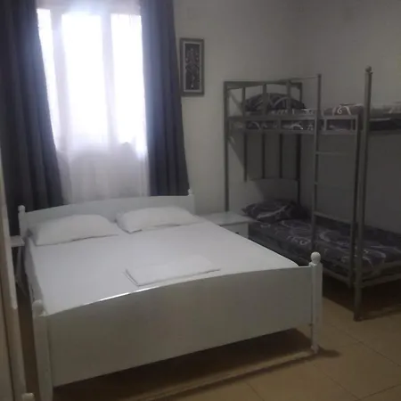 Dhoma Pushimi Per 4 Stinet 61 Pogradec