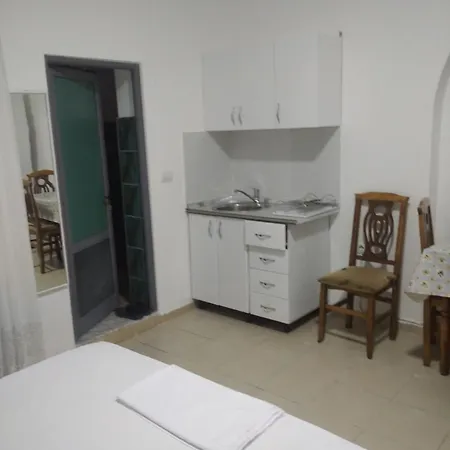 Dhoma Pushimi Per 4 Stinet 61 Habitación en casa particular