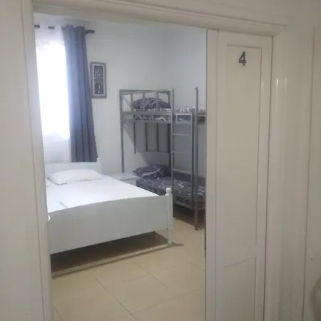 Dhoma Pushimi Per 4 Stinet 61 Pogradec