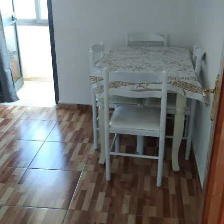 Dhoma Pushimi Per 4 Stinet 61 Habitación en casa particular
