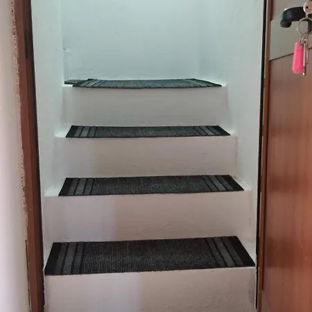 Dhoma Pushimi Per 4 Stinet 61 Pogradec