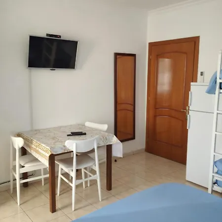 Dhoma Pushimi Per 4 Stinet 61 Pogradec